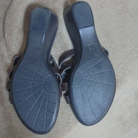 Nine West size 7 1\2 slide sandals. Brown - Picture 2 of 4